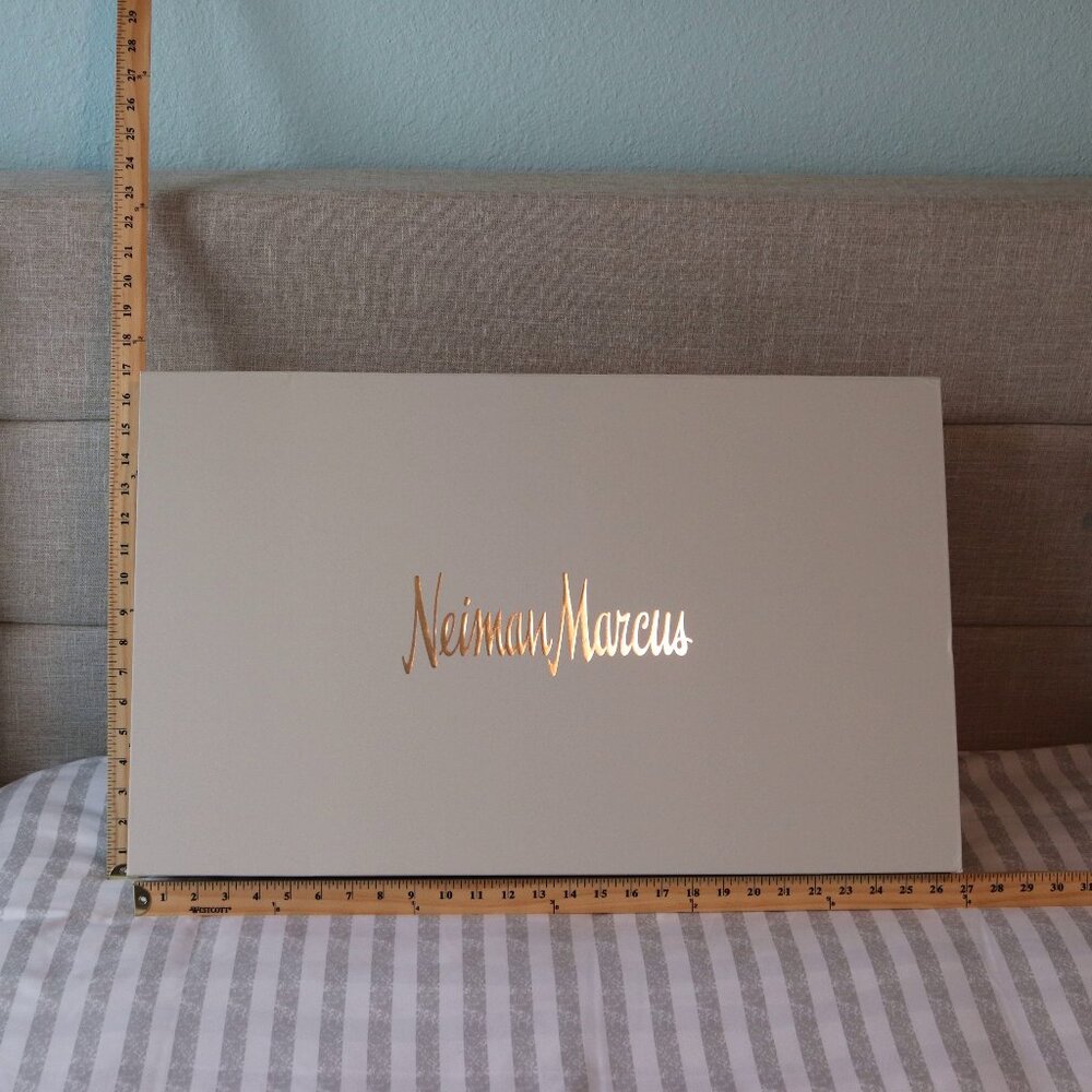 Neiman Marucs XL 27 x 17 Gift Box Oversize